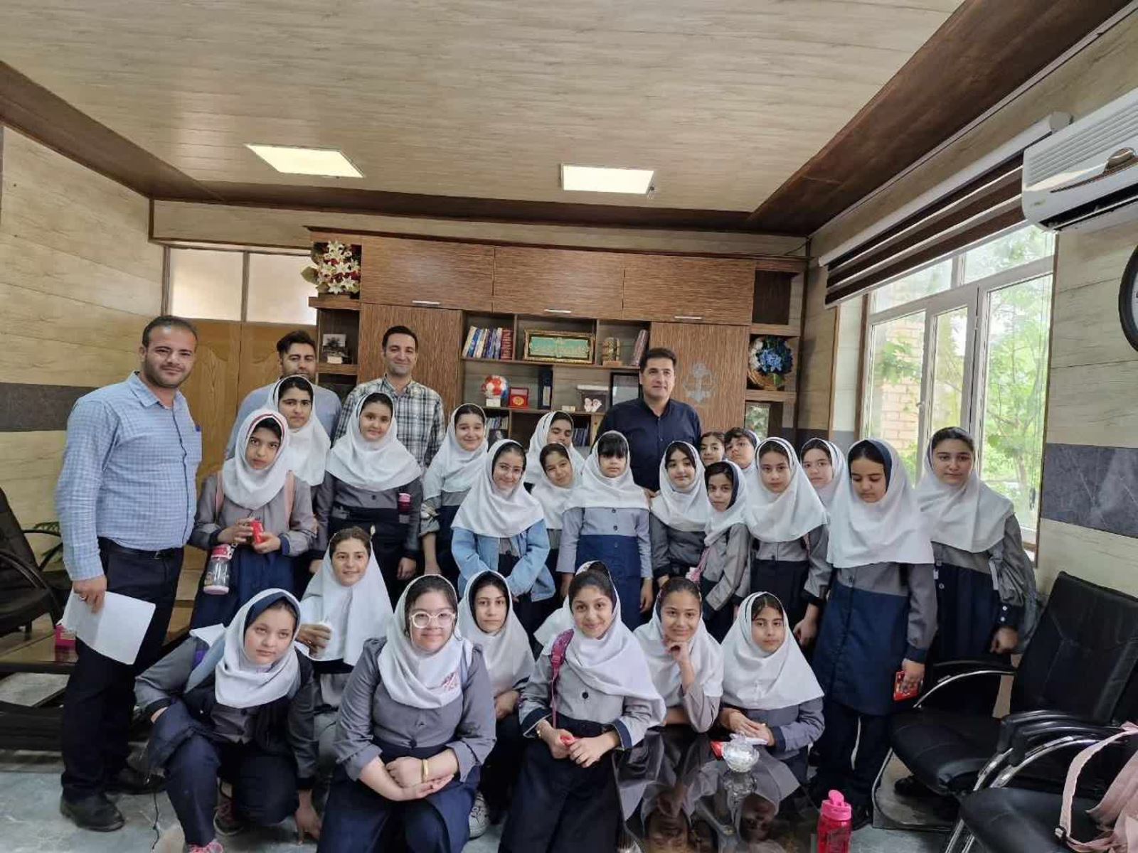 بازدید دانش آموزان دبستان شادروان فرامرز اکبری از شهرداری قصرشیرین